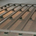 ocelový rám s elastickými tlumiči